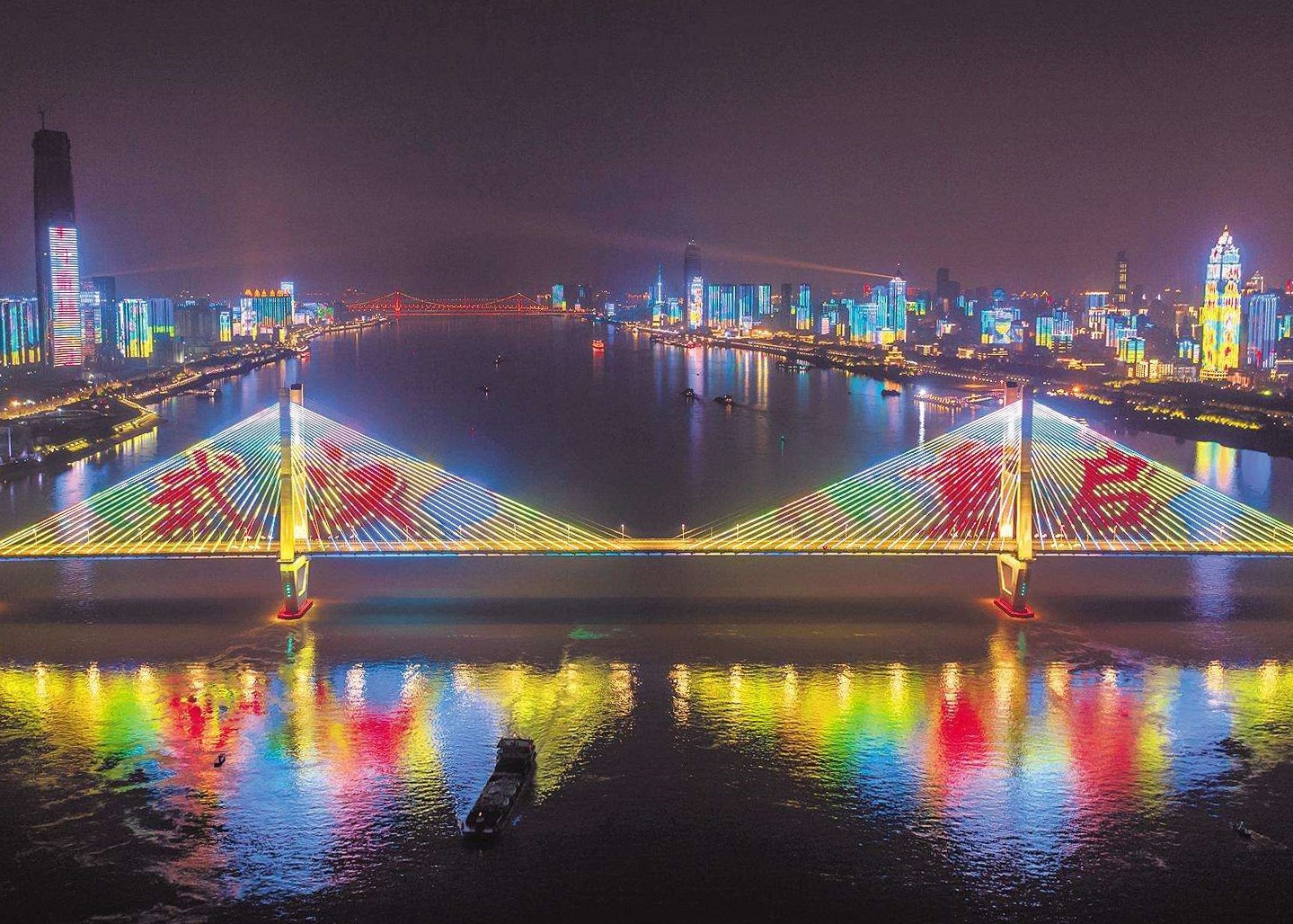 春播季，江城醒|按下經(jīng)濟(jì)復(fù)蘇“快進(jìn)鍵”，我們?cè)谛袆?dòng)